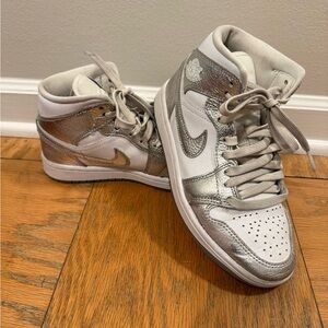 NIKE Jordan Women's Air 1 Mid SE White/Metallic Silver size 5